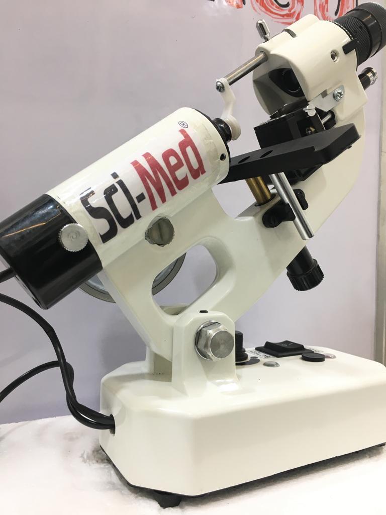 Manual lensometer with focimeter reticle for lens power reading